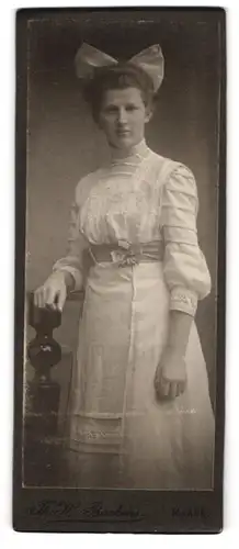 Fotografie Th. H. Backens, Marne, Junge Frau im Spitzenkleid mit Schleife im Haar