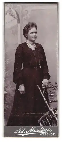 Fotografie Ad. Martens, Itzehoe, Bürgerliche Frau im schwarzen Kleid