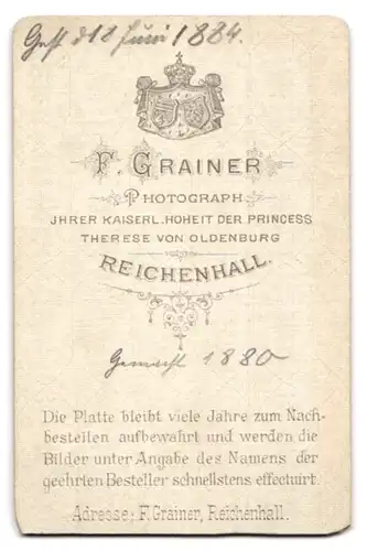 Fotografie F. Grainer, Reichenhall, Mädchen im taillierten Kleid