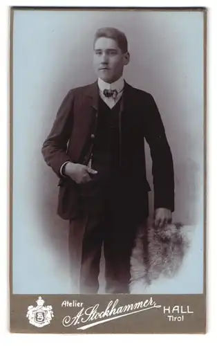 Fotografie A. Stockhammer, Hall /Tirol, Junger Mann im Anzug mit Uhrenkette