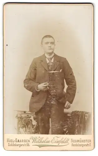 Fotografie Wilhelm Einfeldt, Neumünster, Rendsburgerstrasse 7, Junger Mann mit Zigarre im Anzug