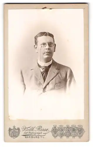 Fotografie Wilh. Risse, Marburg a. L., Bürgerlicher Herr mit Zwicker und pomadisiertem Haar