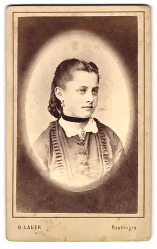 Fotografie O. Lauer, Reutlingen, Gartenstrasse 181, Junge Dame mit geflochtenem Haar und Camée