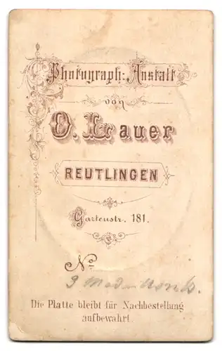 Fotografie O. Lauer, Reutlingen, Gartenstrasse 181, Junge Dame mit geflochtenem Haar und Camée