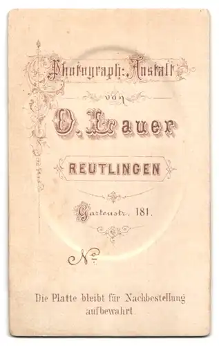 Fotografie O. Lauer, Reutlingen, Gartenstrasse 181, Bürgerliche Frau mit tumben Blick