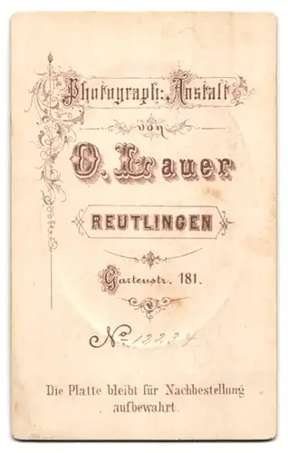 Fotografie O. Lauer, Reutlingen, Gartenstrasse 181, Bürgerliche Frau mit geflochtenem Haar