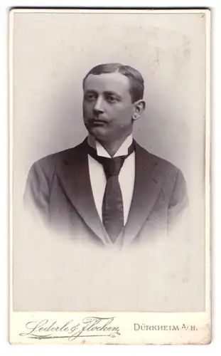 Fotografie Lederle & Flocken, Dürkheim a. H., Bürgerlicher Herr mit gescheiteltem Haar im Anzug