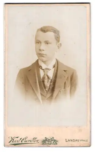 Fotografie Karl Ouviller, Landau /Pfalz, Langstrasse 7, Junge mit gepunkteter Krawatte im Anzug
