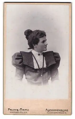 Fotografie Franz Orth, Aschaffenburg, Alexandrastrasse 1b, Junge Dame im karierten Puffärmelkleid