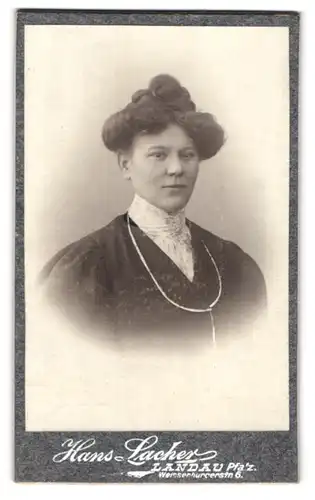 Fotografie Hans Lacher, Landau /Pfalz, Weissenburgerstrasse 6, Bürgerliche Dame mit toupiertem Haar