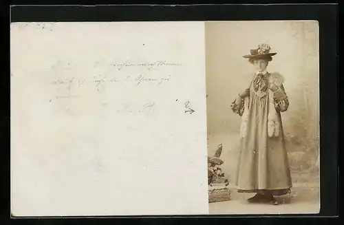 Foto-AK Dame mit Pelz vor Studiokulisse