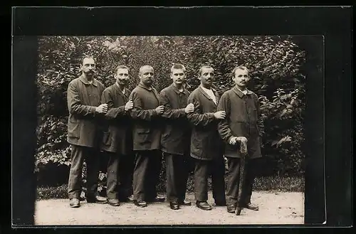 Foto-AK Herrenrunde in einer Reihe