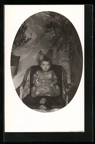 Foto-AK Kleines Mädchen mit riesiger Schleife im Haar, Passepartout