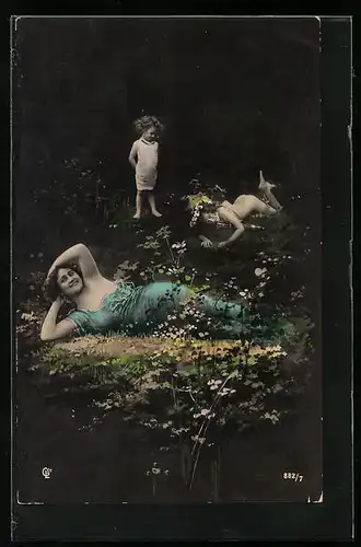 AK Schöne Frau auf einer Blumenwiese und Kinder