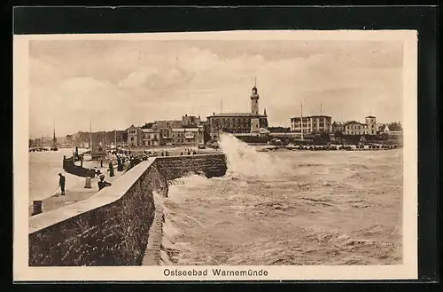 AK Warnemünde, Ortsansicht mit Wellengang