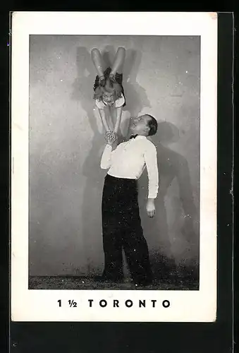 AK 1 1 /2 Toronto, Akrobat balanciert Mädchen auf seiner Hand