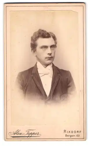 Fotografie Alex. Tepper, Rixdorf, Bergstrasse 123, Bürgerlicher Herr im Nadelstreif