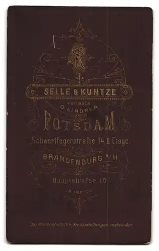 Fotografie Selle & Kuntze, Potsdam, Schwertfegerstrasse 14, Bürgerlicher Herr mit Zwicker und verschmitztem Lächeln