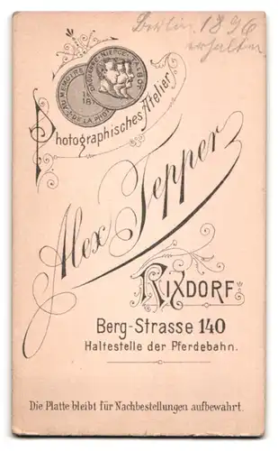 Fotografie Alex Tepper, Rixdorf, Bergstrasse 140, Fräulein in weissem Kleid mit Perlenhalskette