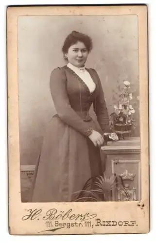 Fotografie H. Böbers, Berlin-Rixdorf, Bergstrasse 111, Bürgerliche Frau im taillierten Kleid