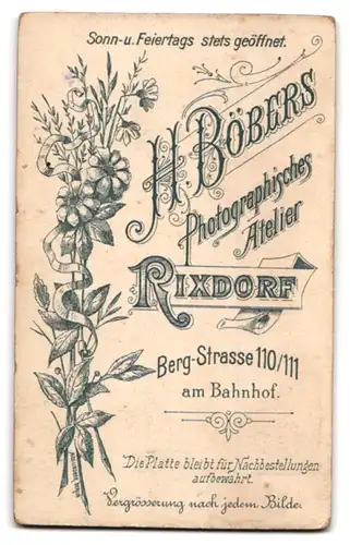 Fotografie H. Böbers, Berlin-Rixdorf, Bergstrasse 111, Bürgerliche Frau im taillierten Kleid