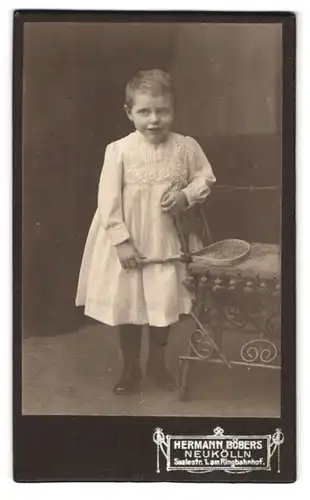Fotografie Hermann Böbers, Berlin-Neukölln, Saalestrasse 1, Mädchen im weissen Kleidchen mit Tennisschläger