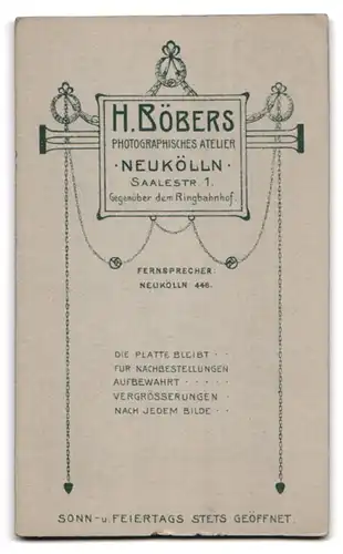 Fotografie Hermann Böbers, Berlin-Neukölln, Saalestrasse 1, Mädchen im weissen Kleidchen mit Tennisschläger