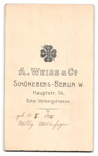 Fotografie A. Weiss & Co., Berlin-Schöneberg, Hauptstrasse 14, Bub in feinen Kleidern mit Spielreif