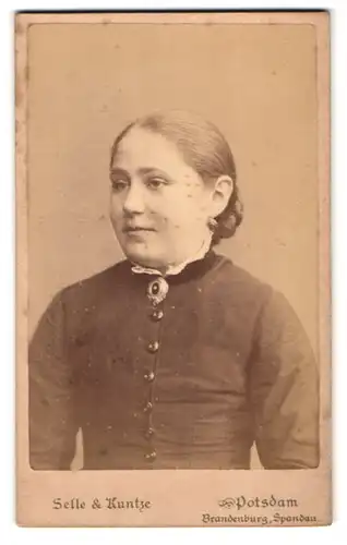 Fotografie Selle & Kuntze, Potsdam, Schwertfegerstrasse 14, Junge Frau mit strenger Frisur im Portrait