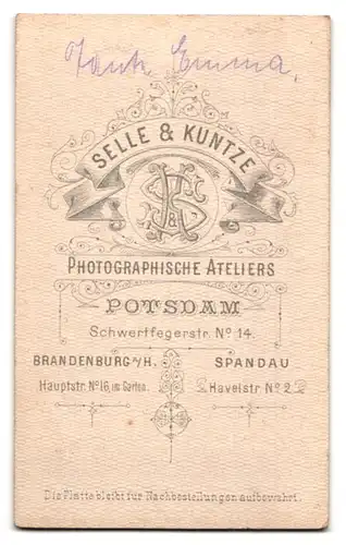 Fotografie Selle & Kuntze, Potsdam, Schwertfegerstrasse 14, Junge Frau mit strenger Frisur im Portrait