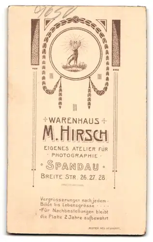 Fotografie M. Hirsch, Spandau, Breite Strasse 26-28, Junge in feinen Kleidern mit Hut und Gesangsbuch