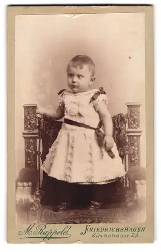Fotografie M. Rappold, Friedrichshagen, Kirchstrasse 29, Kindchen im Kleidchen steht auf einem Stuhl