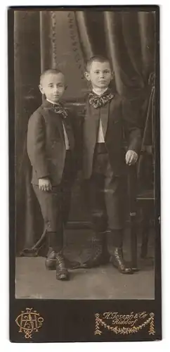 Fotografie H. Joseph & Co., Berlin-Rixdorf, Zwei halbwüchsige Knaben im Anzug mit Fliege