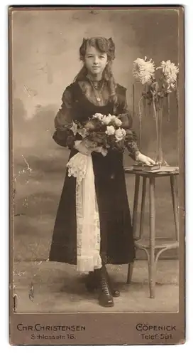 Fotografie Chr. Christensen, Berlin-Köpenick, Schlossstr. 16, Junge Dame im Kleid mit Blumenstrauss und Buch