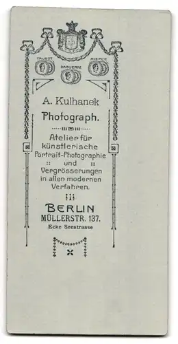 Fotografie A. Kulhanek, Berlin, Müllerstr. 137 Ecke Seestr., Kleines Mädchen im Kleid mit Haarschleife