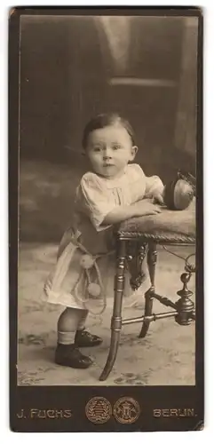 Fotografie J. Fuchs, Berlin-N., Friedrichstr. 108, Kleines Kind im Kleid mit einem Ball