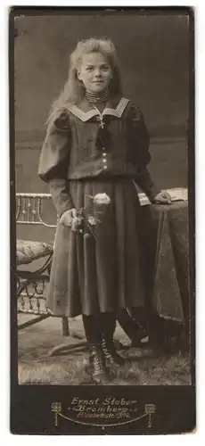 Fotografie Ernst Stober, Bromberg, Elisabethstr. 13-14, Junge Dame im Matrosenkleid mit Kreuzkette