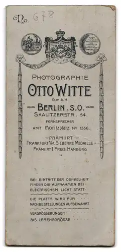 Fotografie Otto Witte G. m. b. H., Berlin-SO, Skalitzerstr. 54, Kleiner Junge im Matrosenanzug mit Mützenband
