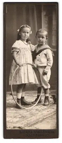 Fotografie E. Wolleschak, Naumburg a. S., Kinderpaar in modischer Kleidung mit Reifen