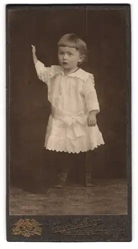 Fotografie Hugo Delling, Meissen, Wettinstr. 10, Hübsches Kind im weissen Kleid mit Schleife