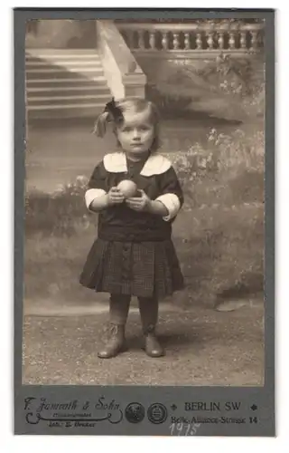 Fotografie F. Jamrath & Sohn, Berlin-SW, Belle-Alliance-Str. 14, Kleines Mädchen im karierten Kleid mit Ball