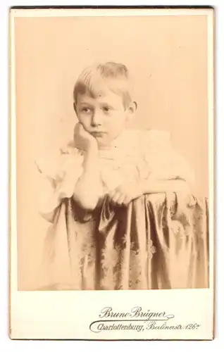 Fotografie Bruno Brügner, Berlin-Charlottenburg, Berliner-Str. 126 a, Kind im weissen Kleid mit aufgestütztem Kopf