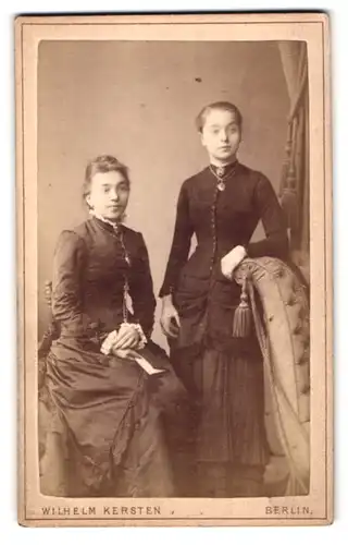 Fotografie Wilhelm Kersten, Berlin, Krausen-Str. 40, Zwei junge Damen in zeitgenössischer Kleidung