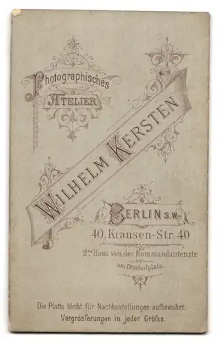 Fotografie Wilhelm Kersten, Berlin, Krausen-Str. 40, Zwei junge Damen in zeitgenössischer Kleidung
