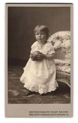 Fotografie Hahn Nachf., Dresden-A., Ferdinandstr. 11, Kleines Mädchen im Kleid mit Kreuzkette und Ball