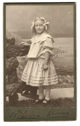 Fotografie A. Apelgren, Stockholm, Jakobsbergsg. 6, Mädchen in modischer Kleidung