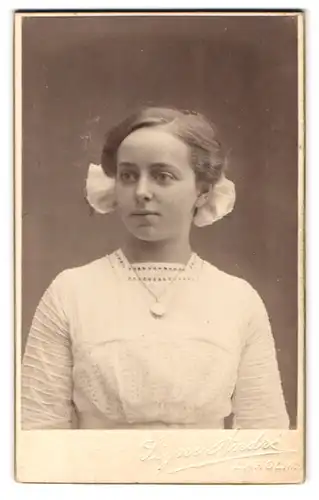 Fotografie Signe André, Laholm, Junge Dame mit Haarschleife und Medaillon