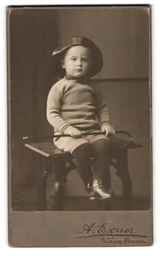 Fotografie A. Exner, Warmbrunn, Modisch gekleideter Junge mit Stock