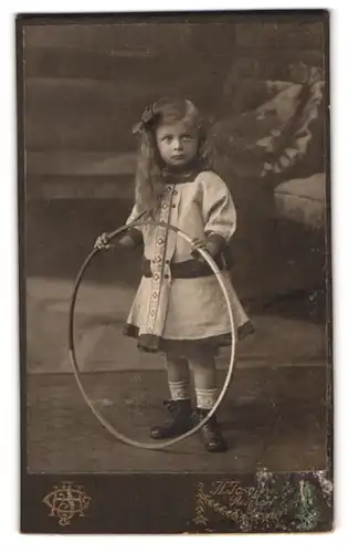 Fotografie H. Joseph & Co., Berlin-Rixdorf, Kleines Mädchen im Kleid mit Reifen