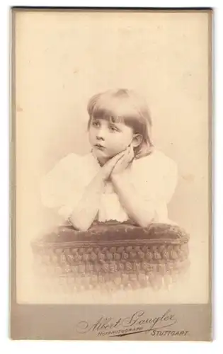 Fotografie Albert Gaugler, Stuttgart, Calwerstr. 58, Mädchen im Kleid mit aufgestütztem Kopf